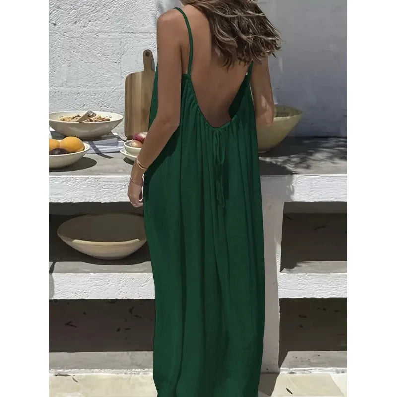 Vestido largo y holgado de mujer sin tirantes y con la espalda al aire