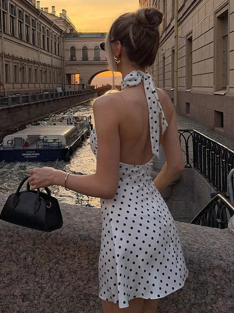 Vestido mini elegante de lunares, sin hombros, sin mangas, con espalda descubierta, cintura alta y cuello halter: moda veraniega.
