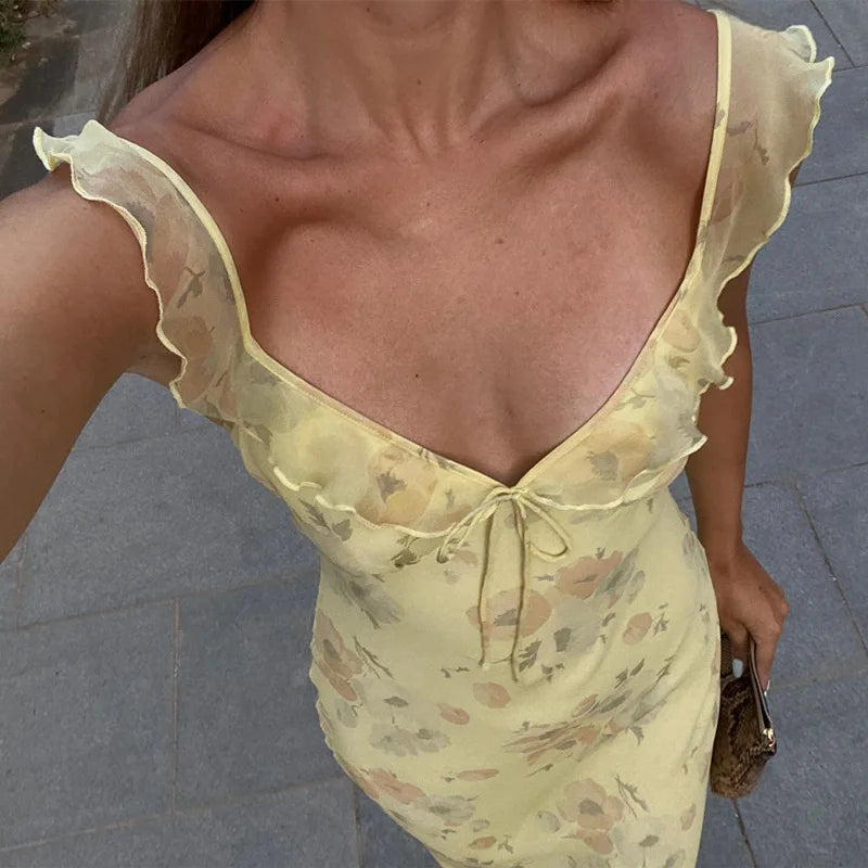 Vestido largo con escote pronunciado y estampado floral de verano.