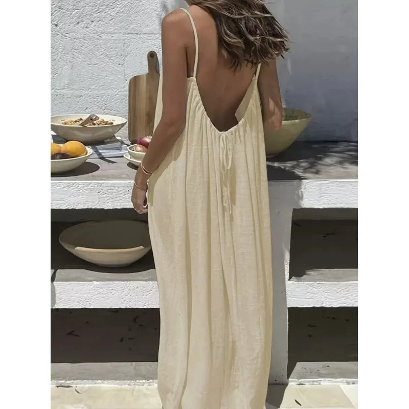 Vestido largo y holgado de mujer sin tirantes y con la espalda al aire