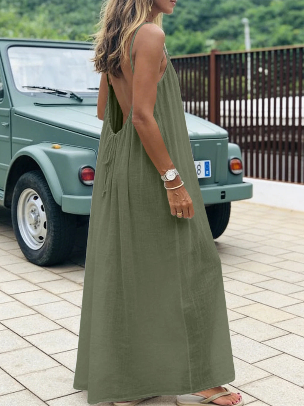 Vestido largo y holgado de mujer sin tirantes y con la espalda al aire