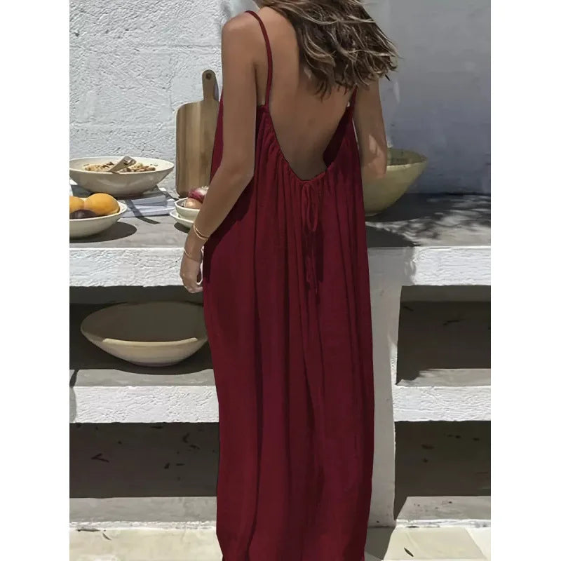 Vestido largo y holgado de mujer sin tirantes y con la espalda al aire