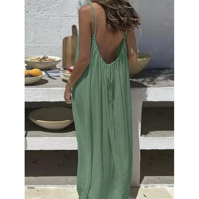 Vestido largo y holgado de mujer sin tirantes y con la espalda al aire