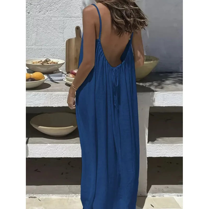 Vestido largo y holgado de mujer sin tirantes y con la espalda al aire