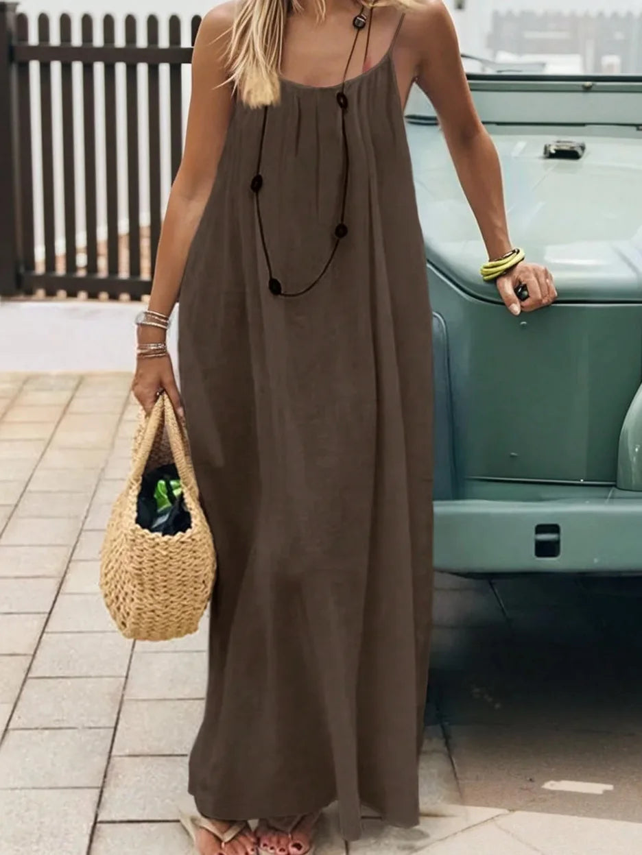 Vestido largo y holgado de mujer sin tirantes y con la espalda al aire