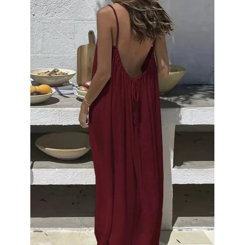 Vestido largo y holgado de mujer sin tirantes y con la espalda al aire