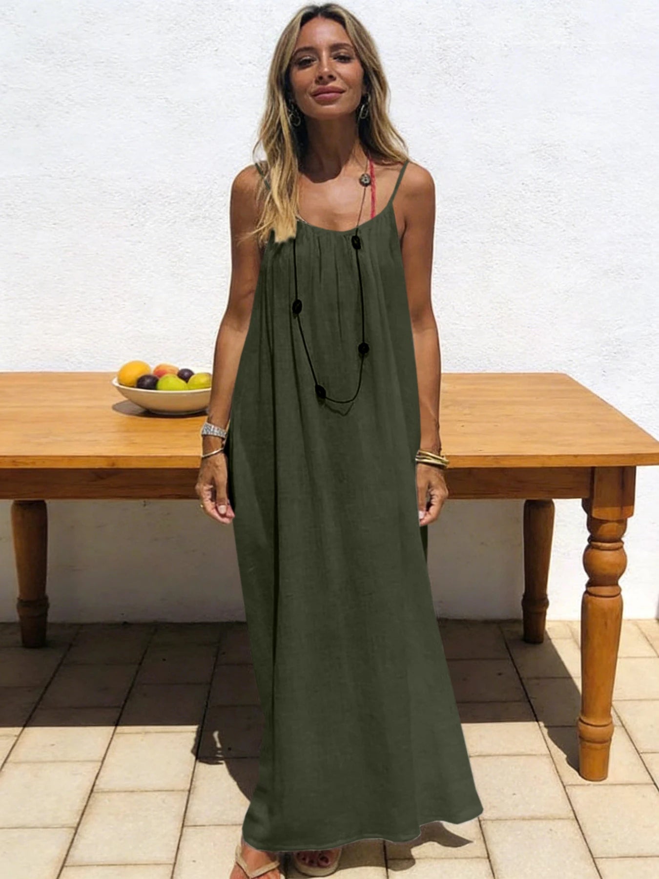 Vestido largo y holgado de mujer sin tirantes y con la espalda al aire
