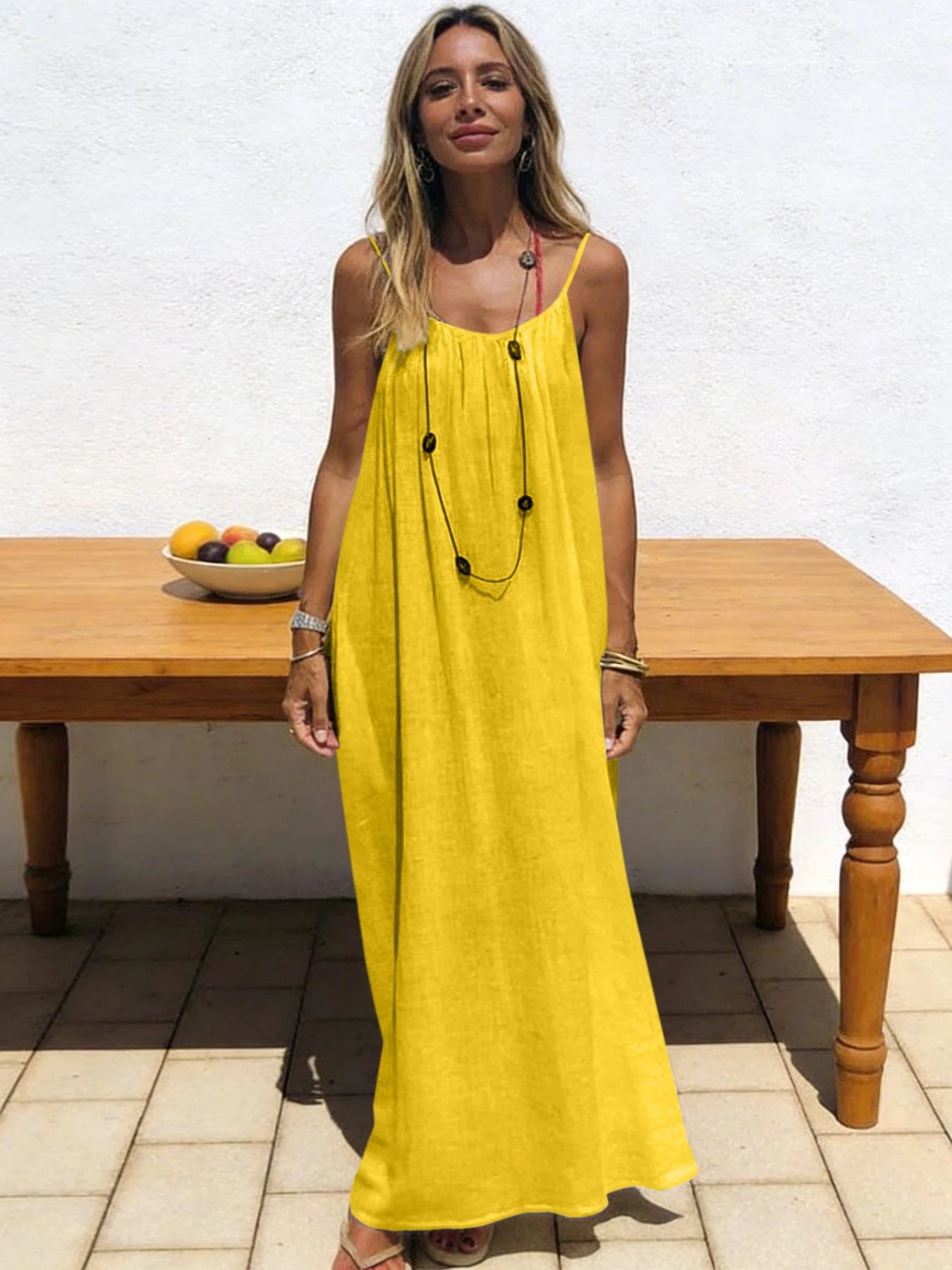 Vestido largo y holgado de mujer sin tirantes y con la espalda al aire