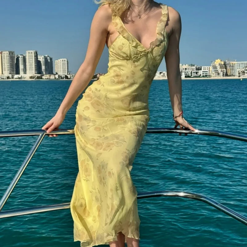 Vestido largo con escote pronunciado y estampado floral de verano.