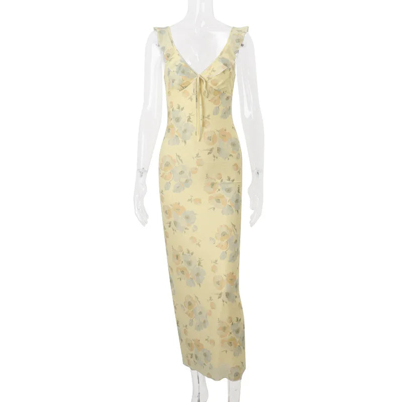 Vestido largo con escote pronunciado y estampado floral de verano.