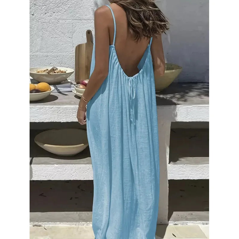Vestido largo y holgado de mujer sin tirantes y con la espalda al aire