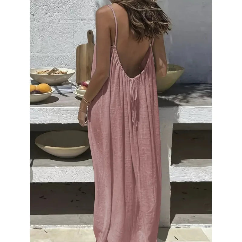 Vestido largo y holgado de mujer sin tirantes y con la espalda al aire