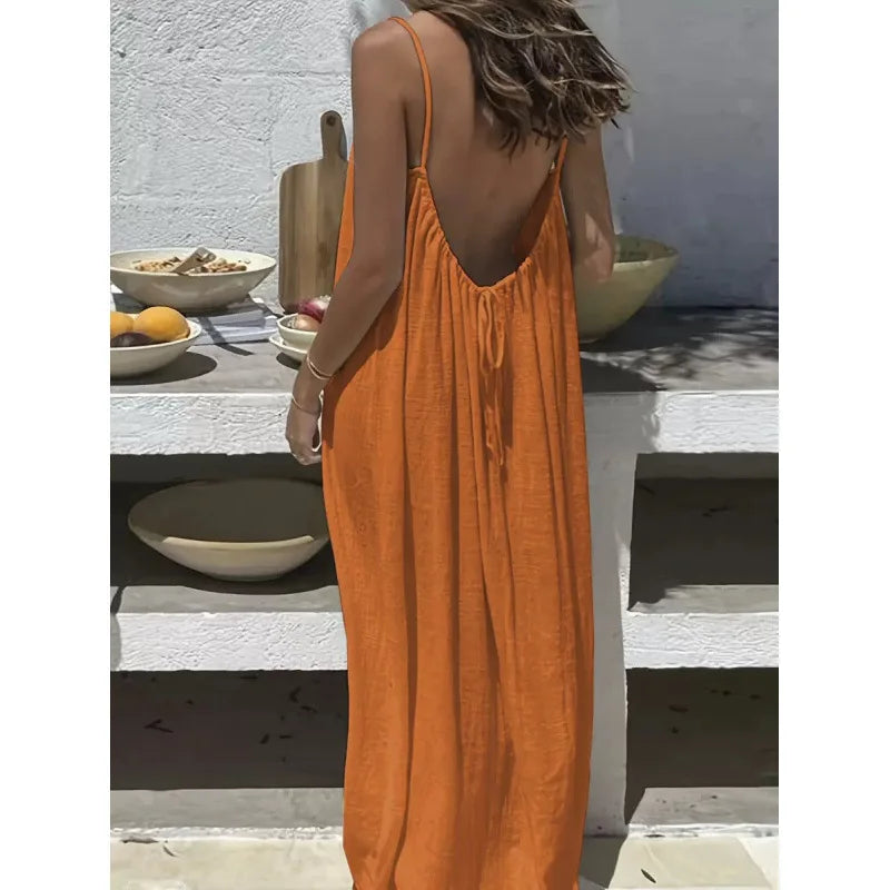Vestido largo y holgado de mujer sin tirantes y con la espalda al aire