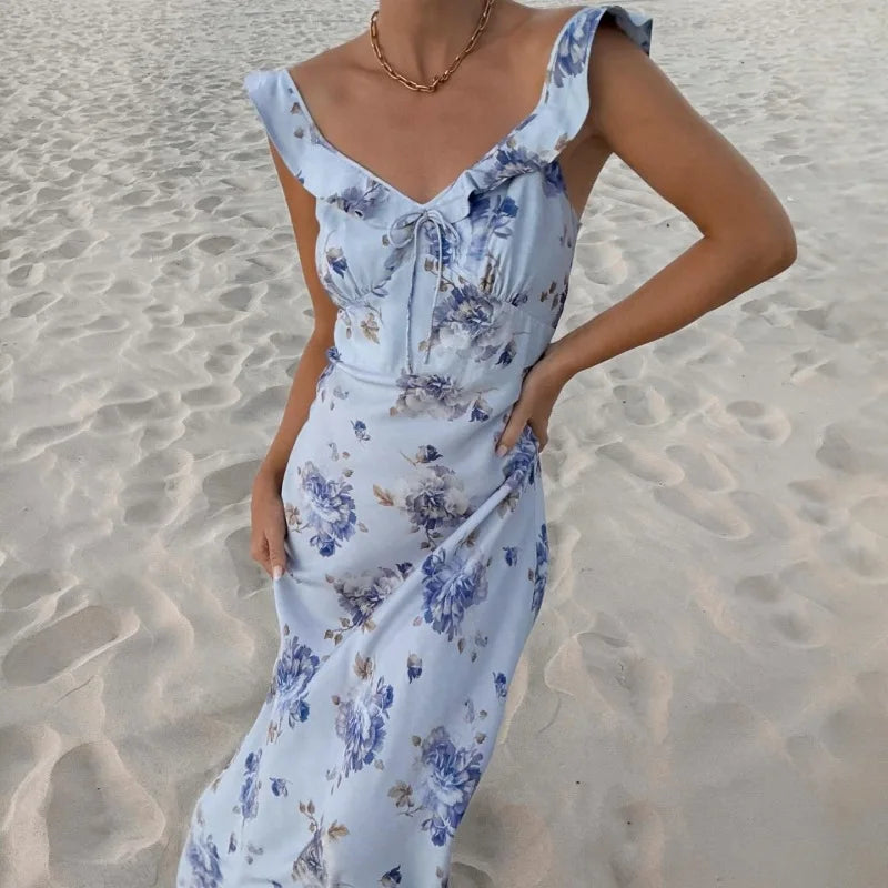 Vestido largo con escote pronunciado y estampado floral de verano.