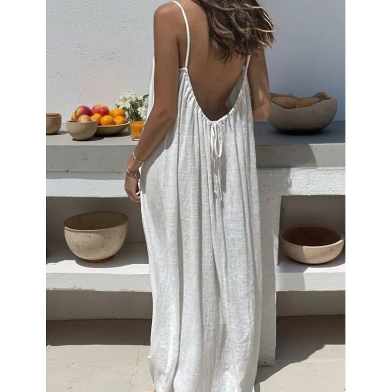 Vestido largo y holgado de mujer sin tirantes y con la espalda al aire