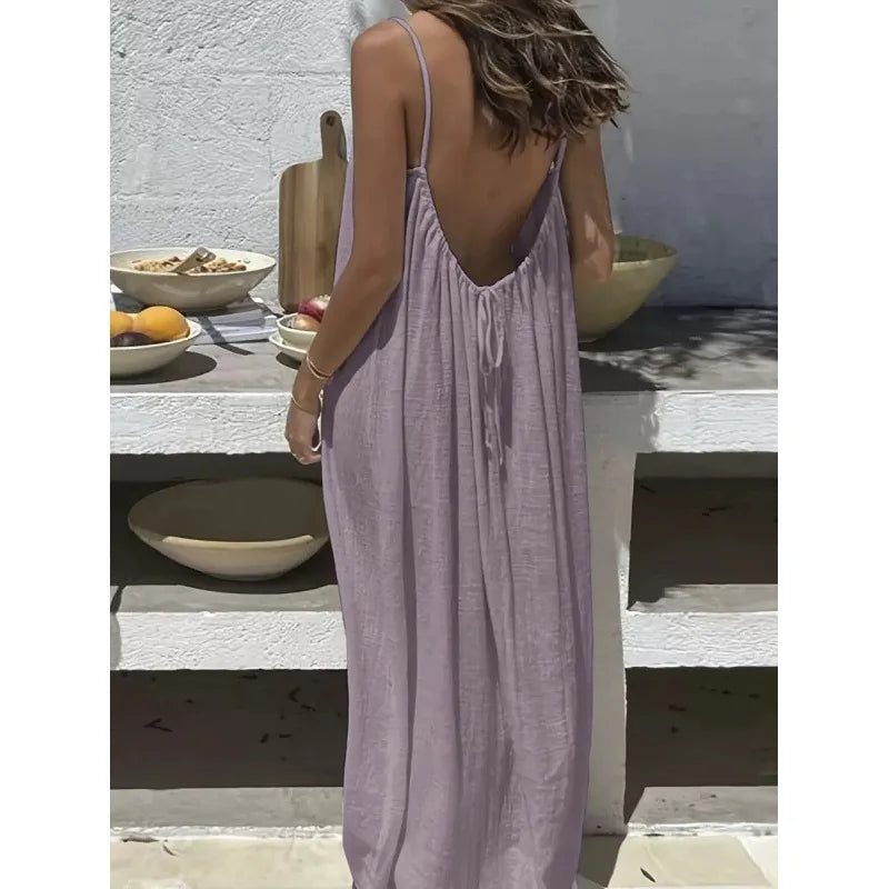 Vestido largo y holgado de mujer sin tirantes y con la espalda al aire