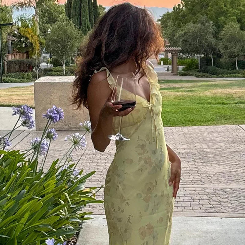 Vestido largo con escote pronunciado y estampado floral de verano.